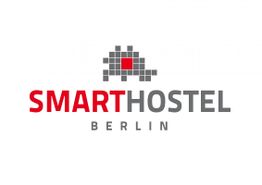 Logo von Smart Hostel Berlin mit Pixelgrafik und roten sowie grauen Buchstaben.