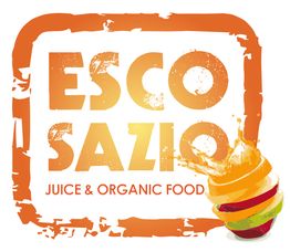 Logo "Esco Sazio" con testo "Juice & Organic Food" e ciotole colorate sovrapposte.