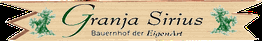 Holzschild mit Aufschrift „Granja Sirius - Bauernhof der EigenArt“ und grünen Illustrationen.