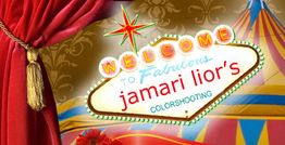 Willkommen zu Jamari Lior's Colorshooting, Zirkuszelt und rote Vorhänge im Hintergrund.
