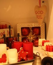 God Jul - Schöne Weihnachten. Accessoires wie rote Weihnachtskugeln, rote und weiße Kerzen, Glocken,