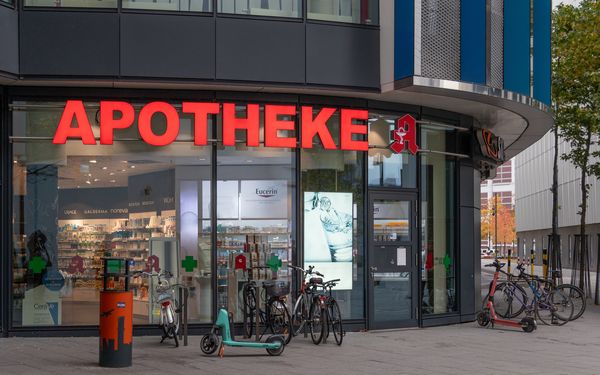 Eine Filiale einer Apotheke in der Innenstadt. 