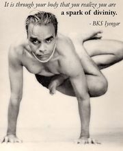 Hombre en postura de yoga avanzada con una cita inspiradora de BKS Iyengar sobre divinidad.