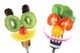 Deux visages souriants en fruits et légumes sur fourchettes.