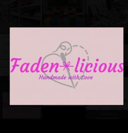 Logo mit Aufschrift "Faden-licious" in Rosa, darunter "Handmade with Love", Herz-Motiv im Hintergrund.