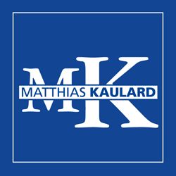 Logo mit den Buchstaben "MK" und Namen "Matthias Kaulard" in Weiß auf blauem Hintergrund.