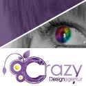 Nahaufnahme eines Auges mit Regenbogenfarben und dem Logo "Crazy Designagentur" in Lila.