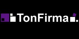 „TonFirma“-Logo mit weißen Buchstaben und lila Quadraten auf schwarzem Hintergrund.