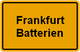 Gelbes Schild mit schwarzer Aufschrift: "Frankfurt Batterien".