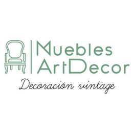 Logo de "Muebles ArtDecor", texto verde y negro con sillón, estilo decoración vintage.
