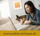 Frau arbeitet am Laptop auf dem Bett, daneben ein Hund. Website-Adresse unten: www.online-at-home.de
