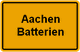 Orange-gelbes Schild mit schwarzem Rand, darauf steht in Schwarz: "Aachen Batterien".