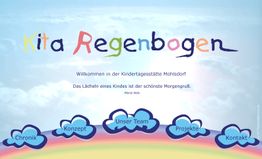 Text auf Wolken: Kita Regenbogen, Willkommen, Zitat über das Lächeln eines Kindes von Maria Aretz.