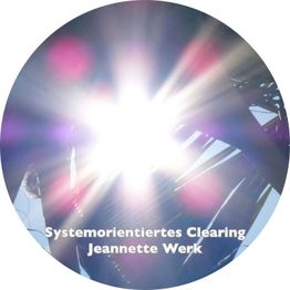 Helles Licht hinter Blättern, mit Text: "Systemorientiertes Clearing Jeannette Werk".