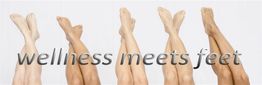 Beine in die Luft gestreckt mit dem Text "wellness meets feet" darüber.
