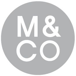 Grauer Kreis mit weißem Text "M & CO" in der Mitte.