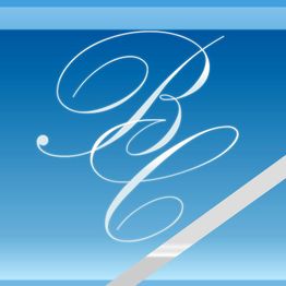 Elegantes Monogramm „P“ auf blauem Hintergrund mit diagonalem silbernen Band.