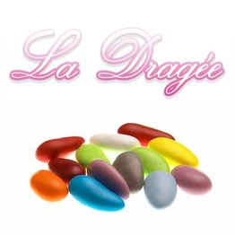 Bunte Dragees vor weißem Hintergrund mit rosa Schriftzug "La Dragée" darüber.