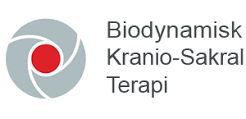 Logo med teksten "Biodynamisk Kranio-Sakral Terapi" og et gråt symbol med en rød cirkel i midten.