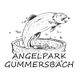 Springender Fisch im Holzfass, Text: "Angelpark Gummersbach".