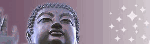 Nahaufnahme einer Buddha-Statue vor einem hellrosa Hintergrund mit glitzernden Sternen.