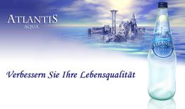 Flasche Atlantis Aqua vor Ruinen im Wasser, Text: "Verbessern Sie Ihre Lebensqualität".