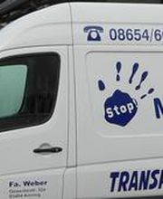 Weiße Transporter mit Aufschrift "Miet mich!" und Preisangebot, in einer Reihe geparkt.