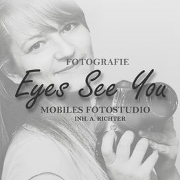 Eine Person hält eine Kamera, Schriftzug "Eyes See You" und "Mobiles Fotostudio".