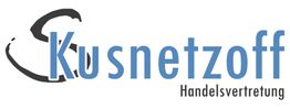 Logo mit Schriftzug "Kusnetzoff Handelsvertretung" in Blau mit geschwungenem schwarzem Element.