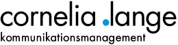Textlogo: "cornelia lange kommunikationsmanagement", mit blauem Punkt zwischen den Namen.