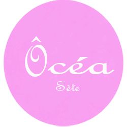 Logo rose avec texte blanc "Ôcéa Sète".