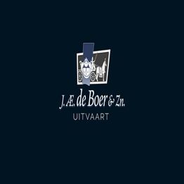 Logo van J. Æ. de Boer & Zn. Uitvaart met een koetsafbeelding op een donkere achtergrond.