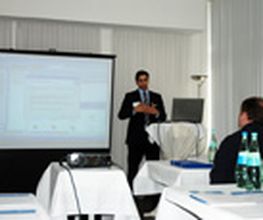 Unsere Workshops finden in angenehmer Atmosphäre in gut ausgestatteten Hotels statt. Hier sehen Sie unseren Herrn Uskaner beim enteo Workshop im März 2010