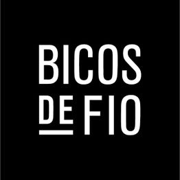 Texto blanco "BICOS DE FIO" en un fondo negro.