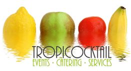 Vier Früchte und "Tropicocktail Events, Catering, Services" in modernem Schriftstil reflektiert.