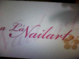 Text "Nailart" in rot-rosa auf weißem Hintergrund mit einer gelben Blume auf der rechten Seite.