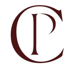 Buchstaben "C" und "P" in stilisierter, dunkelroter Schrift übereinander.
