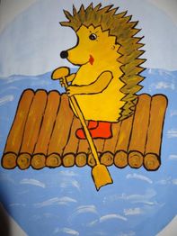 Ein Igel mit roten Stiefeln paddelt auf einem Holzfloß über Wasser.