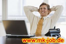 Entspannter Geschäftsmann am Schreibtisch mit Laptop, Telefon und Webseite-URL: www.mk-job.de.