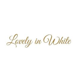„Lovely in White“ in goldener geschwungener Schrift auf weißem Hintergrund.