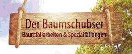 Holzschild mit Text "Der Baumschubser: Baumfällarbeiten & Spezialfällungen" vor Bäumen.