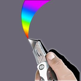 Hand hält Cutter, schneidet Regenbogen vor grauem Hintergrund.