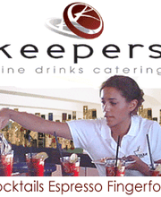 Barkeeperin bereitet Cocktails zu. Text oben: "keepers", unten: "Cocktails Espresso Fingerfood".