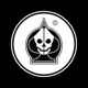 Schwarzes Logo mit einem Totenkopf auf einem Pik-Ass in einem weißen Kreis.