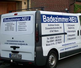 Lieferwagen mit Werbung für Badezimmer-NEU Dienstleistungen und Kontaktinformationen.