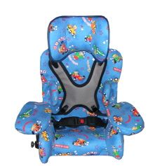 Blauer Kindersitz mit bunten Mustern und integriertem Sicherheitsgurt, für Fahrzeugnutzung.