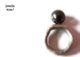 Ein Ring mit einer großen schwarzen Perle und der Schriftzug "jewels now!" auf weißem Hintergrund.