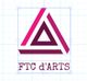 Driehoek logo van FTC d'ARTS op grafiekpapierachtergrond.