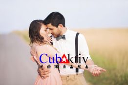 Paar tanzt verliebt auf Landstraße, Logo "CubAktiv" darüber.