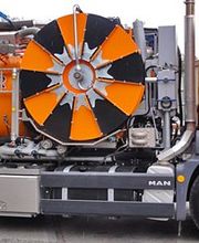 Oranger Kanalreinigungs-Lkw mit einer großen Schlauchtrommel an der Seite, beschriftet mit LAO Chur.